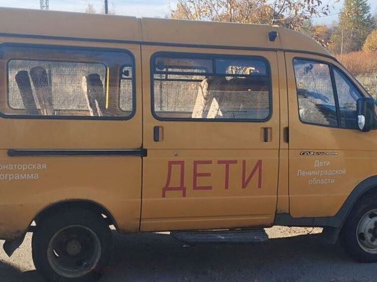 Школьный автобус с детьми попал в аварию в Выборгском районе