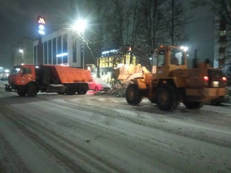 Ночью в Уфе чистили снег 179 единиц техники и 51 дорожный рабочий