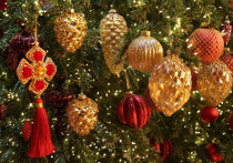 Мечты и планы россиян на встречу Нового года часто далеки от идеальных представлений, которые формируются под влиянием традиций, кино и рекламы