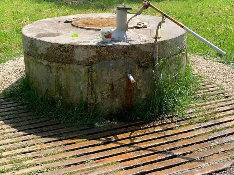 В Сольцах очистили колодец и дорожку к нему через прокуратуру