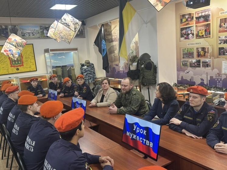 В пензенском колледже прошел «Урок мужества» с передачей боевого трофея в музей