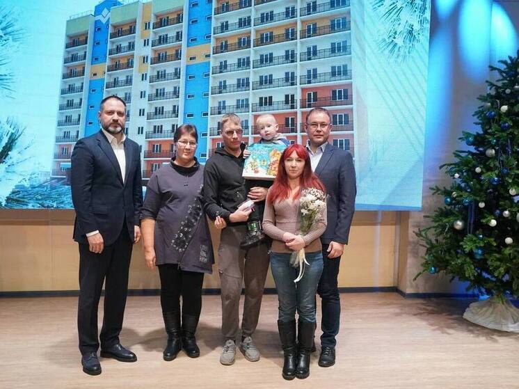 Илья Середюк раздал ключи от новых квартир беловчанам