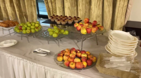 В Гостином дворе журналистов угощают пирожками и яблоками перед прямой линией с Путиным