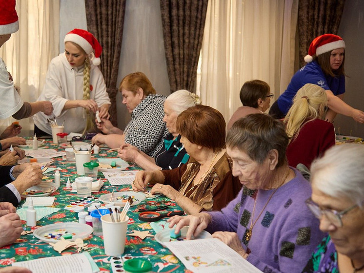 Созданию витражной мозаики обучили амурчан серебряного возраста