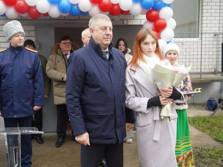 Губернатор Брянской области вручил ключи от новых квартир стародубским детям-сиротам