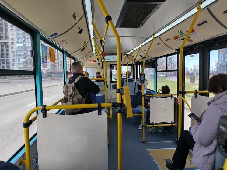 Поездка в автобусе или метро зимой может закончиться не только простудой, но и воспалением глаз. Врач-офтальмолог предупреждает: в холодный сезон общественный транспорт становится одним из главных источников передачи глазных инфекций, включая вирусный конъюнктивит, — об этом в беседе с «МК в Ленобласти» предупредила врач-офтальмолог сети оптик «Счастливый взгляд» Анна Бутина.