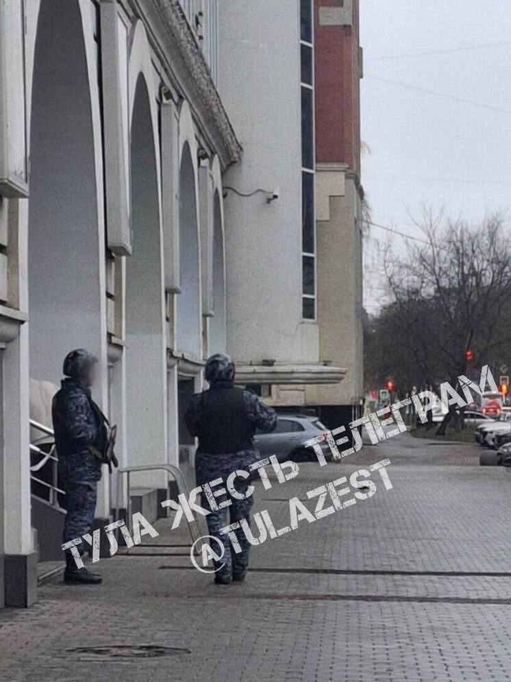 Силовики в Туле перекрыли вход в ТЦ «Утюг»