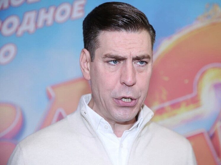 На красной дорожке премьеры Дмитрий Дюжев изначально шёл на контакт с прессой