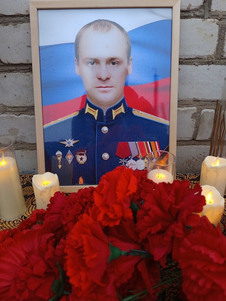 На школе в Тверской области появился мемориал выпускнику, погибшему на СВО