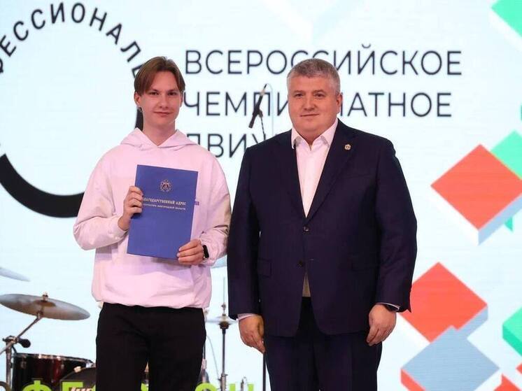 Александр Дронов вручил заслуженные награды «Лидерам СПО»