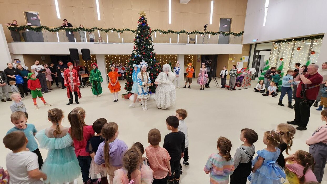 В Серпухове зажгли огни на новогодних елках