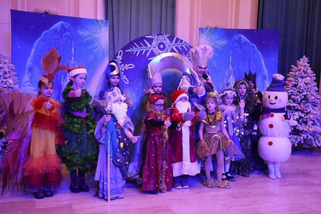 В Серпухове зажгли огни на новогодних елках