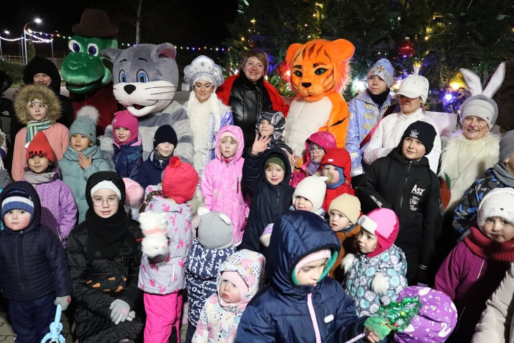 В Серпухове зажгли огни на новогодних елках