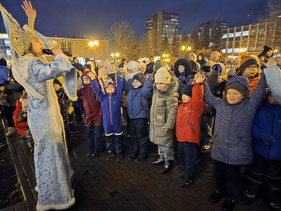 В Серпухове зажгли огни на новогодних елках