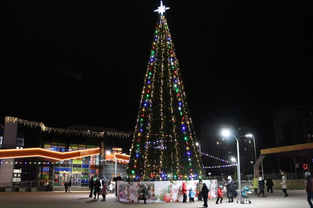 В Серпухове зажгли огни на новогодних елках