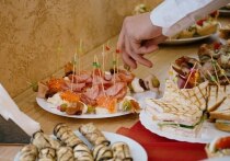 Новый год – время обильных праздничных застолий. Однако сочетание множества разных блюд и напитков часто приводит к перееданию и оказывает сильную нагрузку на пищеварительную систему. Пензенцам, которые не хотят проснуться 1 января с плохим самочувствием, дали несколько советов: как сделать угощения не только вкусными, но и полезными, а также как организовать питание в течение праздничного дня.