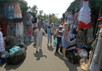 Из соцсетей можно сейчас узнать о набирающем обороте тренде: зумеры, не говоря уже и о миллениалах, раскусили выгоду покупки одежды на вещевом рынке