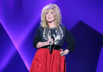 В рождественско-новогодней песенной лихорадке, за которой по традиции внимательно следит муздепартамент «МК» и его «Звуковая Дорожка», прибыло и новой песней Аллы Пугачевой – «Давай просто жить»