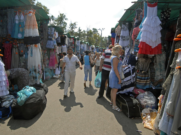 Стилист объяснила ажиотаж молодежи вокруг покупок на вещевых рынках