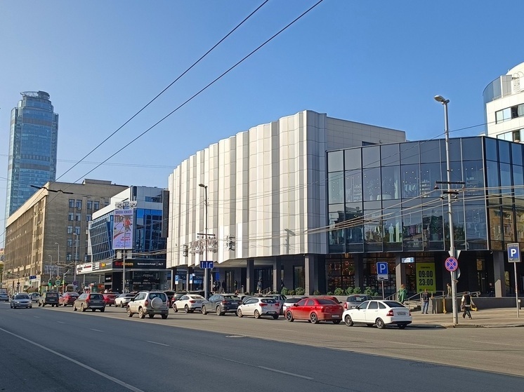 В центре Екатеринбурга произошло ДТП с участием инкассаторской машины