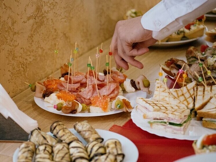 Новый год – время обильных праздничных застолий. Однако сочетание множества разных блюд и напитков часто приводит к перееданию и оказывает сильную нагрузку на пищеварительную систему. Пензенцам, которые не хотят проснуться 1 января с плохим самочувствием, дали несколько советов: как сделать угощения не только вкусными, но и полезными, а также как организовать питание в течение праздничного дня.