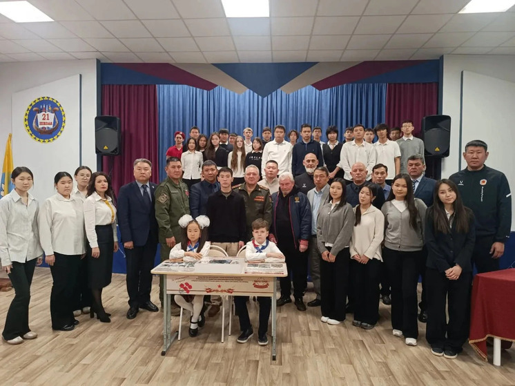 В школе Элисты открыли Парту Героя