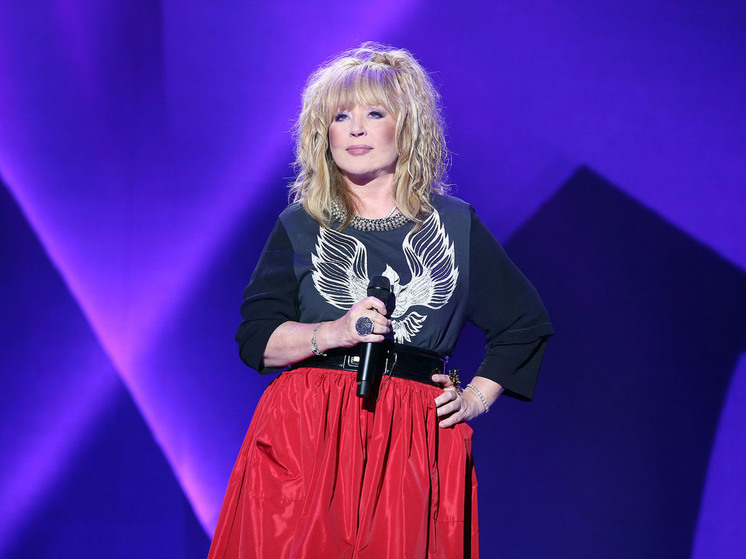 В рождественско-новогодней песенной лихорадке, за которой по традиции внимательно следит муздепартамент «МК» и его «Звуковая Дорожка», прибыло и новой песней Аллы Пугачевой – «Давай просто жить»