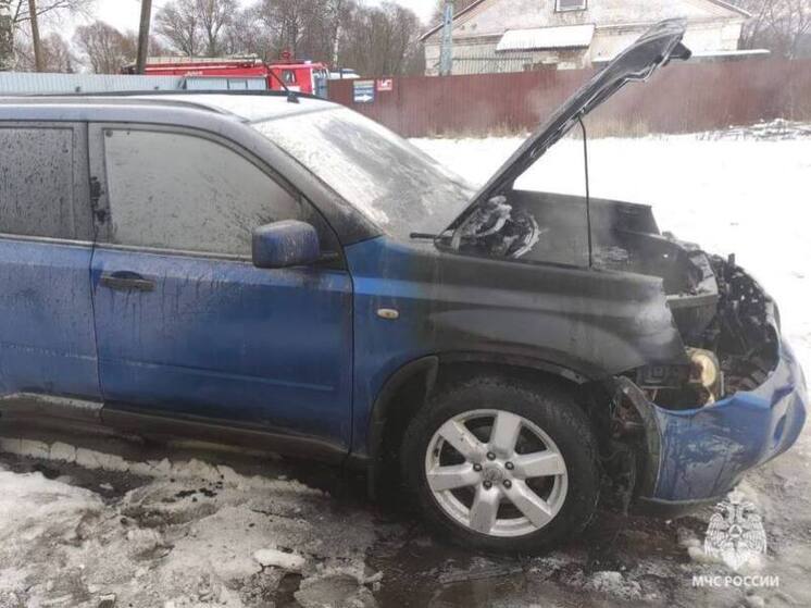 В Новгородской области удалось потушить две легковушки