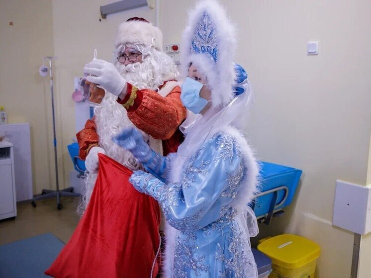 В Югре Дед Мороз и Снегурочка подарили праздник маленьким пациентам паллиативного отделения