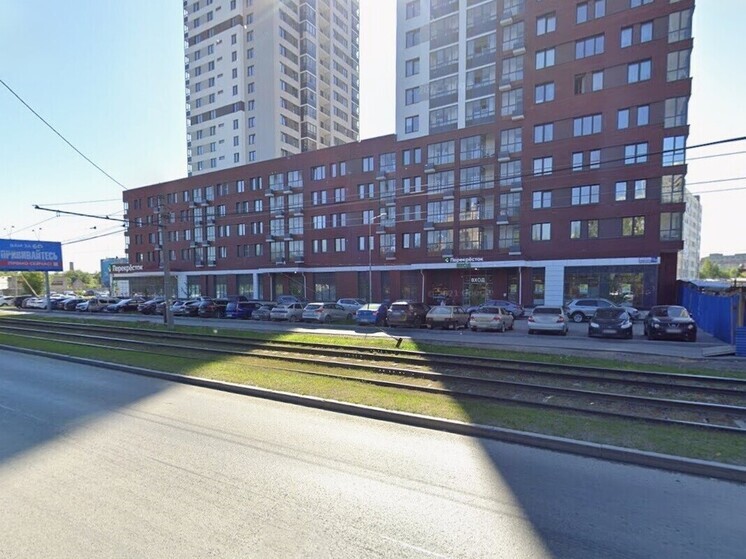 В Екатеринбурге злоумышленники залезли в окно «Перекрестка»