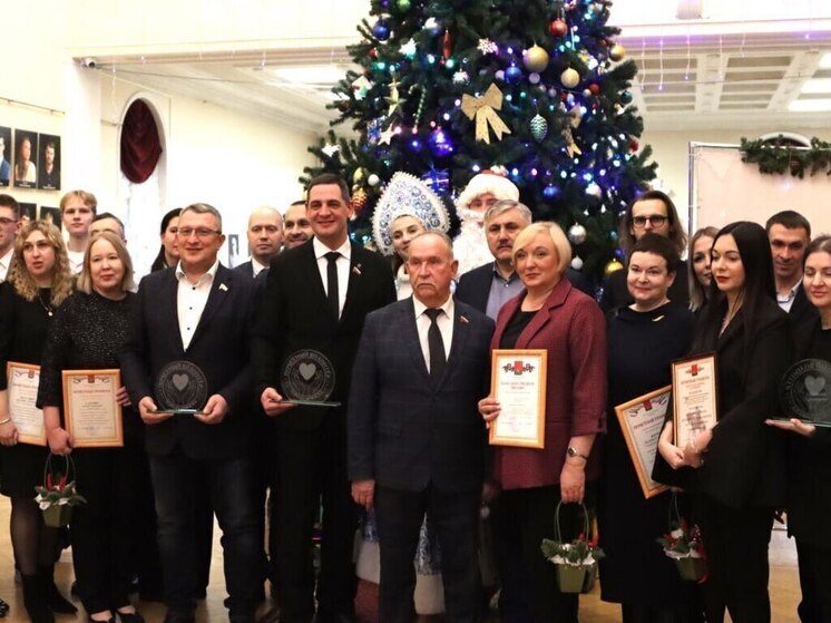 В Брянске наградами отметили лучших волонтеров