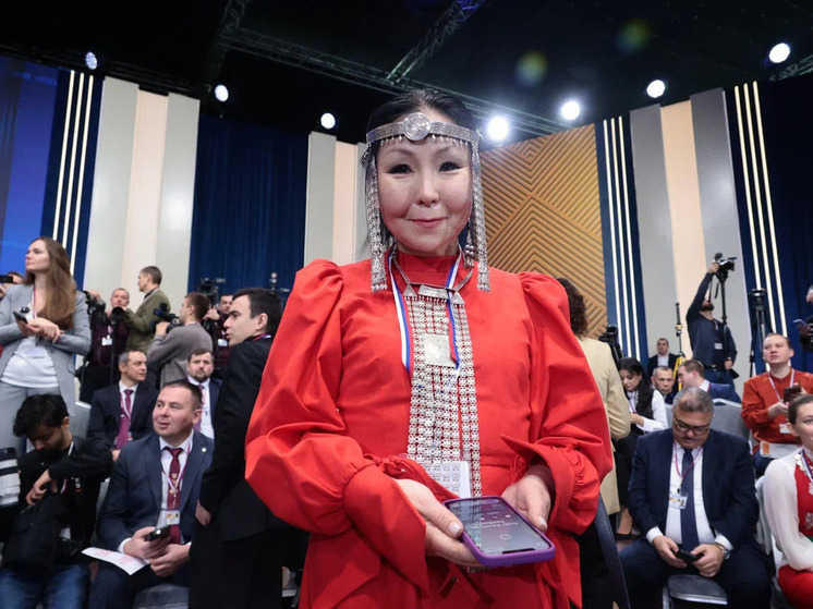 Якутская журналистка создала оригинальные украшения из серебряных ложек для встречи с президентом