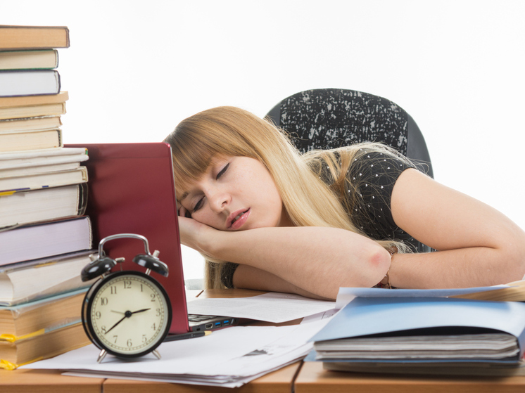 Гострудинспекция Поморья напомнила о последствиях сна на рабочем месте