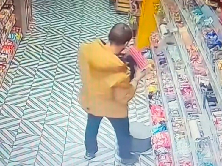 Житель Брянска ночью обокрал магазин продуктов