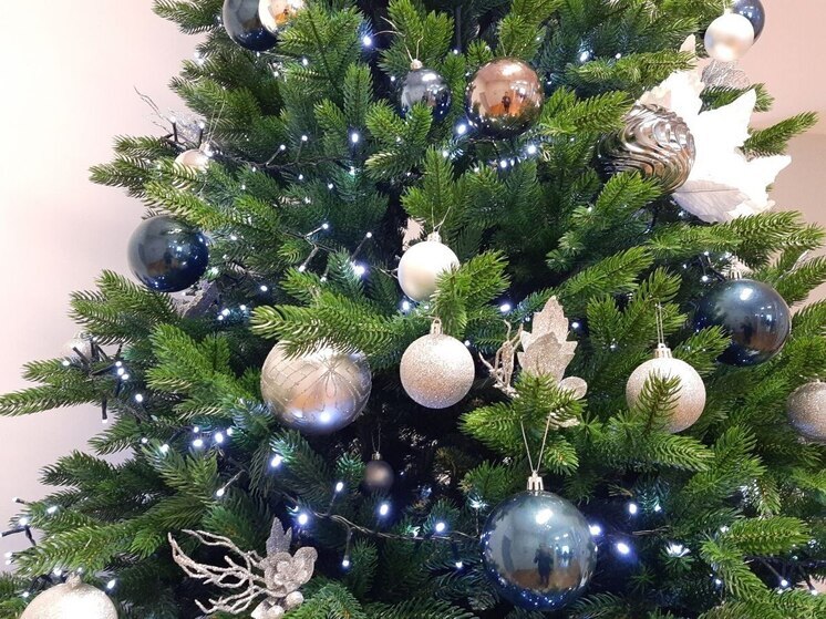 Украшение дома к Новому году – один из важнейших этапов создания праздничной атмосферы. При этом выбор украшений для елки – это не просто дань традиции, а возможность выразить свой вкус и настроение. Кто-то отдает предпочтение любимым игрушкам из детства, украшениям, которые передаются из поколения в поколение, а кто-то следит за последними трендами. 
