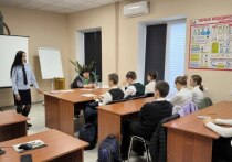 Учеников 8-го класса симферопольской школы №30 пригласили на железнодорожный вокзал, где транспортные полицейские и работники Крымской железной дороги провели для них познавательную викторину о безопасности на железнодорожных путях