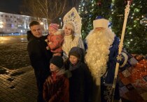 В Серпухове полным ходом идет подготовка к главному празднику — улицы и площади уже сияют гирляндами, в учреждениях установлены нарядные елки, а для жителей, особенно самых маленьких, стартовал цикл предновогодних мероприятий