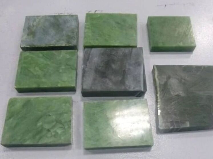 В аэропорту Иркутска изъяли 3,5 кг необработанного нефрита у гражданина Китая