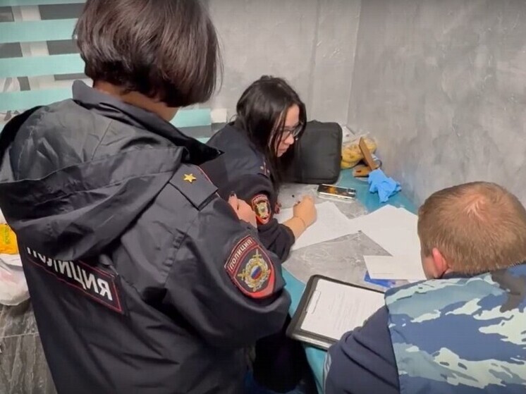 В Курске полиция задержала мать и сына за торговлю наркотиками