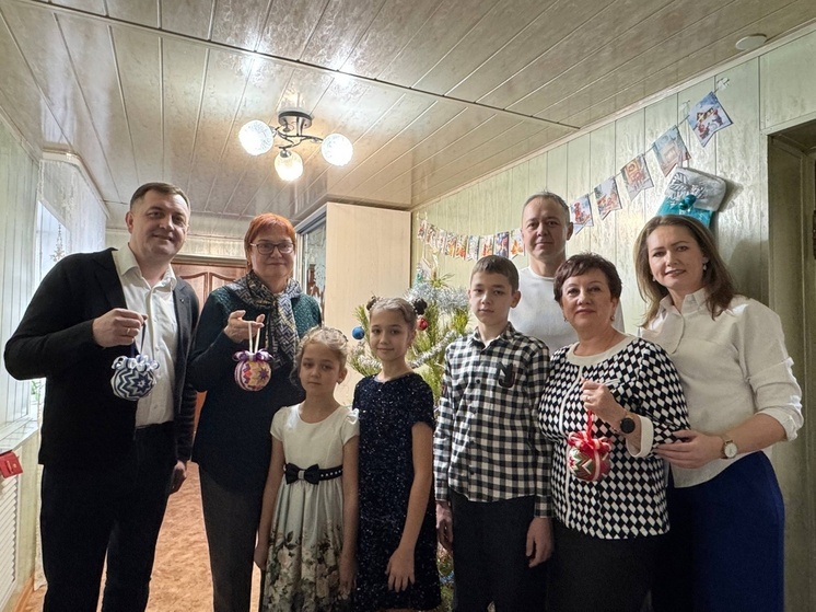 Представители власти Пензенской области поздравили многодетную семью с Новым годом
