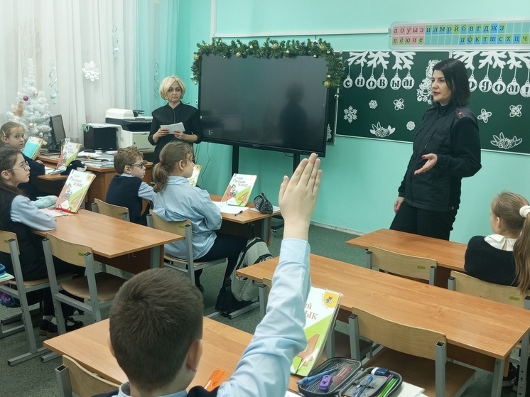 Серпуховские полицейские учат школьников безопасному поведению на новогодних праздниках