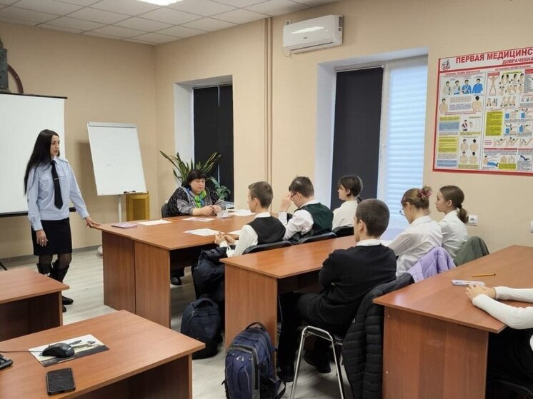 Учеников 8-го класса симферопольской школы №30 пригласили на железнодорожный вокзал, где транспортные полицейские и работники Крымской железной дороги провели для них познавательную викторину о безопасности на железнодорожных путях