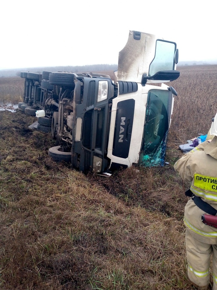 В Курской области на трассе М2 «Крым» перевернулся многотонный грузовик