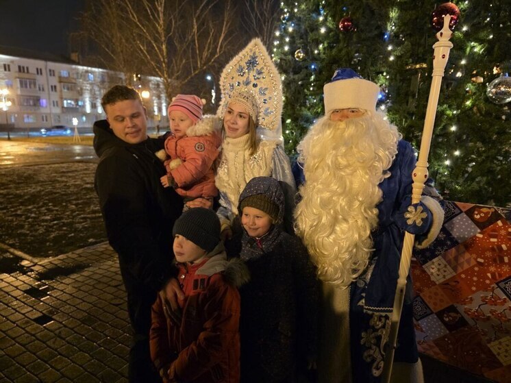 В Серпухове полным ходом идет подготовка к главному празднику — улицы и площади уже сияют гирляндами, в учреждениях установлены нарядные елки, а для жителей, особенно самых маленьких, стартовал цикл предновогодних мероприятий