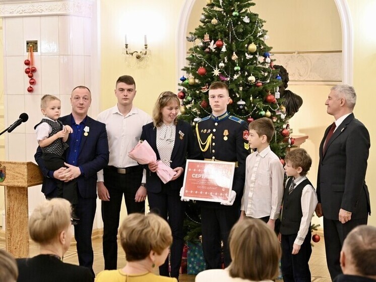 Артур Парфенчиков вручил госнаграды жителям Карелии