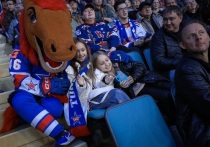 После матча КХЛ СКА — «Шанхайские драконы» в Санкт-Петербурге произошла драка между болельщиками. Видео инцидента распространилось в соцсетях. Вице-президент КХЛ сообщил, что обстоятельства будут рассмотрены по регламенту, но выступил против введения Fan ID в хоккее, ссылаясь на семейную аудиторию. Тем не менее снова поднят вопрос о целесообразности избирательного применения «цифрового паспорта болельщика» — обязательного в РПЛ, но отсутствующего в других видах спорта.