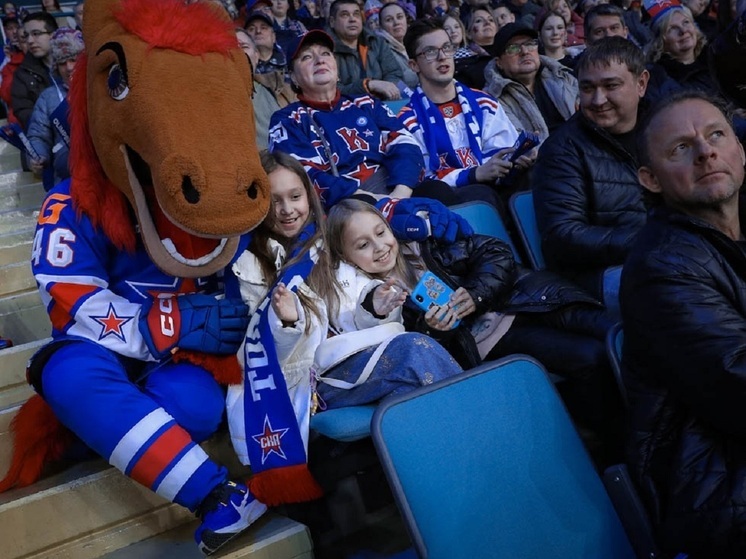 После матча КХЛ СКА — «Шанхайские драконы» в Санкт-Петербурге произошла драка между болельщиками. Видео инцидента распространилось в соцсетях. Вице-президент КХЛ сообщил, что обстоятельства будут рассмотрены по регламенту, но выступил против введения Fan ID в хоккее, ссылаясь на семейную аудиторию. Тем не менее снова поднят вопрос о целесообразности избирательного применения «цифрового паспорта болельщика» — обязательного в РПЛ, но отсутствующего в других видах спорта.