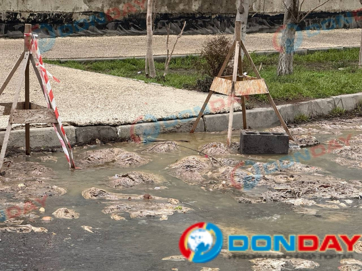 Ростовчане задыхаются от вони и потоков канализации на улице Заводской