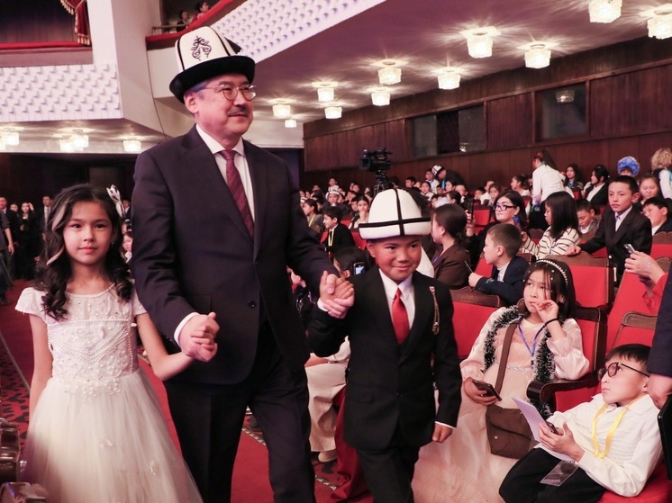 Госсекретарь Койчиев принял участие в новогоднем празднике для детей