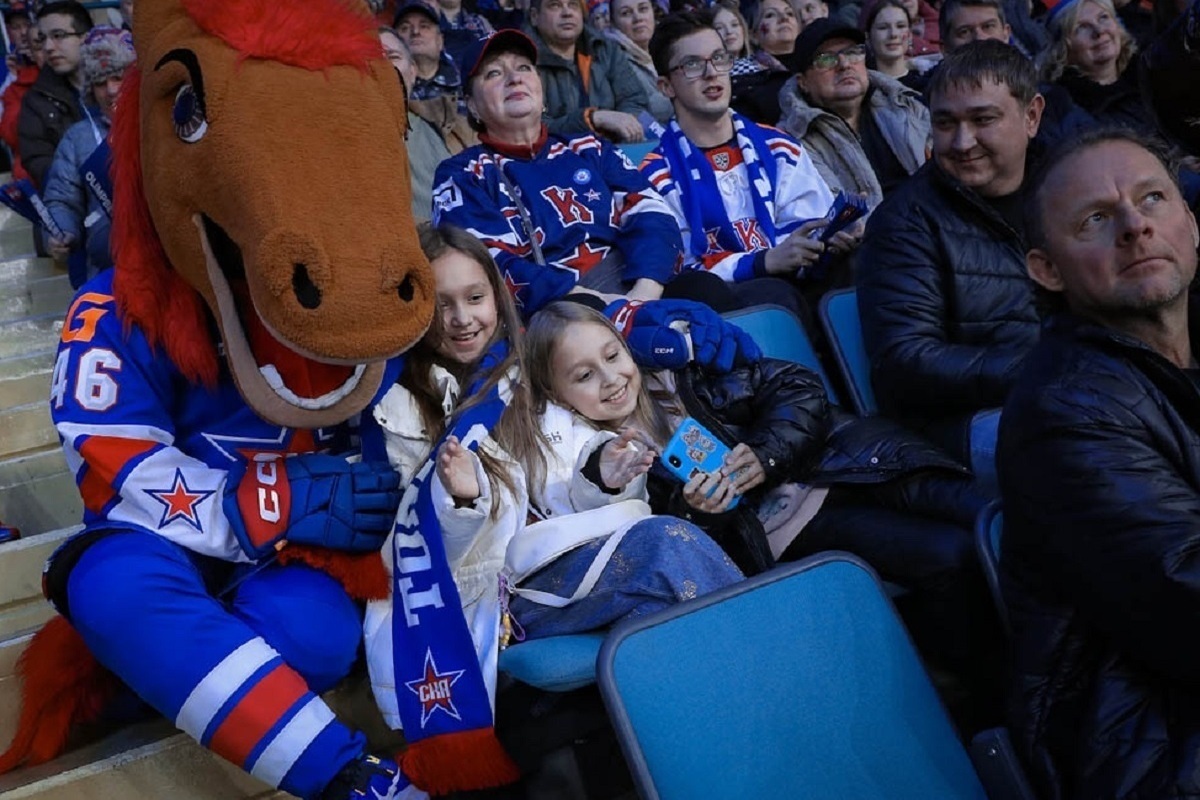 После матча КХЛ СКА — «Шанхайские драконы» в Санкт-Петербурге произошла драка между болельщиками. Видео инцидента распространилось в соцсетях. Вице-президент КХЛ сообщил, что обстоятельства будут рассмотрены по регламенту, но выступил против введения Fan ID в хоккее, ссылаясь на семейную аудиторию. Тем не менее снова поднят вопрос о целесообразности избирательного применения «цифрового паспорта болельщика» — обязательного в РПЛ, но отсутствующего в других видах спорта.